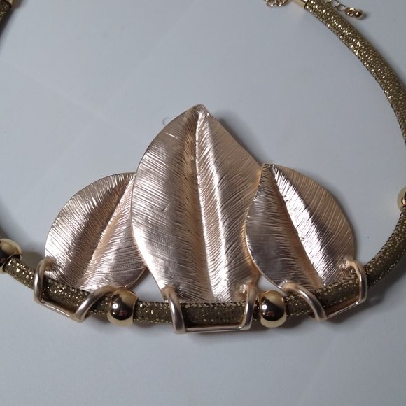 Metal Leaf Pendant Necklace Adjustable 17 To 19.5 Inches - Picture 7 of 12